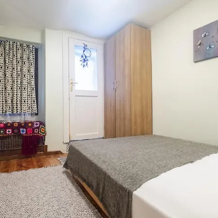 Flat With Backyard In Cihangir Beyoglu Apartament *