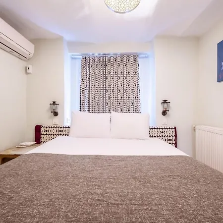 Flat With Backyard In Cihangir Beyoglu Apartament